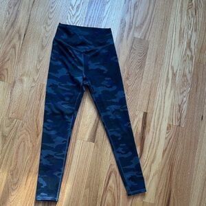 GAP teen size 10 black Camo print athletic, moisture wick fast dry legging